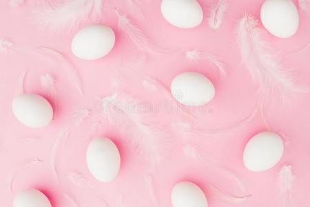 复活节白色的卵和羽毛向彩色粉笔粉红色的背景,顶竞争