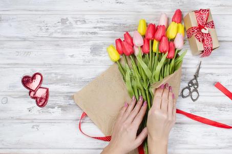 花束关于春季郁金香和赠品
