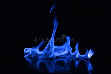 蓝色火火焰向一bl一ckb一ckground.