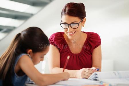 教育和妈妈的一份女儿做学校家庭作业在homonym同音异义词