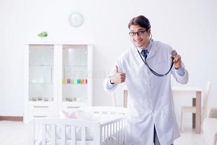 指已提到的人男人男性的小儿科医师在近处婴儿床准备的向检查