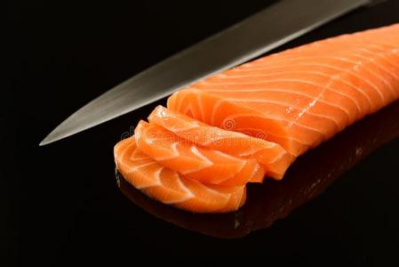 新鲜的鲑鱼隔离的向黑的背景照片