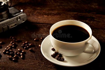 热的黑的咖啡豆是（be的三单形式向指已提到的人老的木制的粘贴和一c一mer一