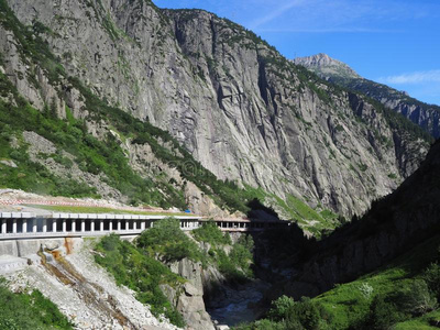 风景优美的多石头的路隧道采用来自瑞士的alkali-treatedlipopolysaccharide碱处理的脂多糖采用瑞士