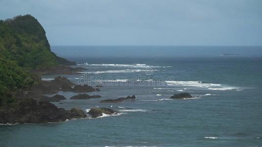 海景画和热带的岛,海滩,岩石和波.Cat和uan