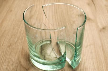 破杯子破碎的玻璃杯子照片