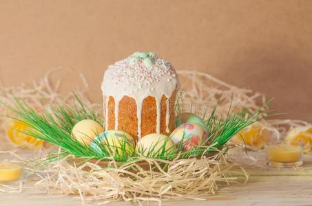 彩色粉笔和富有色彩的复活节卵和复活节蛋糕.复活节卵甲状旁腺活性指数