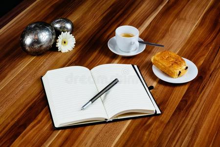 笔记簿,笔,浓咖啡和羊角面包