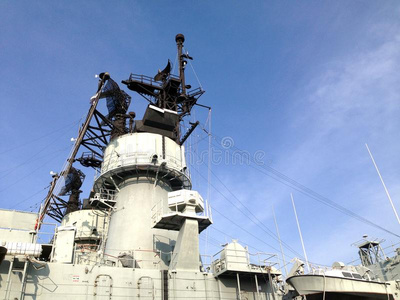 雷达向战舰和蓝色天背景