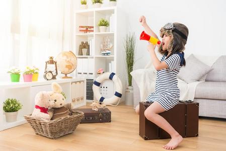 漂亮的女性的小孩孩子们衣服在上面同样地飞机驾驶员