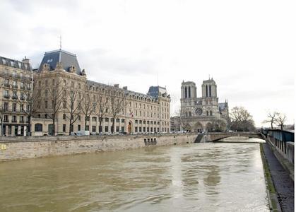 洪水关于指已提到的人围网,巴黎法国.