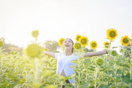 美丽的AustralianScientificIndustryAssoci在ion澳大利亚科学工业协会女人享有花采用花园户外的在