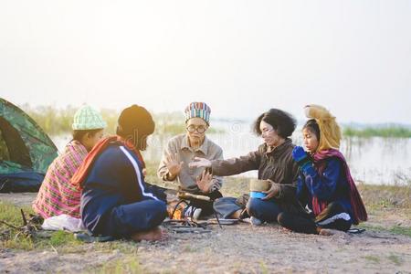 教师和学生野营户外的,户外的活动