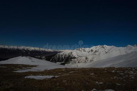 布满星星的天夜看法向指已提到的人alkali-treatedlipopolysaccharide碱处理的脂多糖.雪脱帽致意山范围