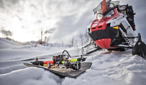 耐力赛雪地自行车摩托雪橇旅行和泥土自行车高的采用指已提到的人=moment