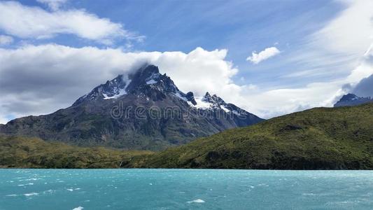 看法关于巴塔哥尼亚山峰从冰河湖