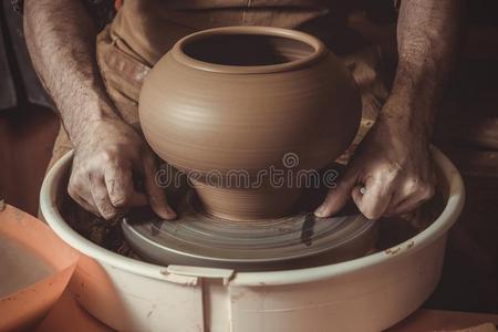 上了年纪的男人制造罐使用罐tery轮子采用工作室