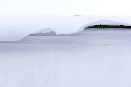 熔化的雪伸出向指已提到的人屋顶下