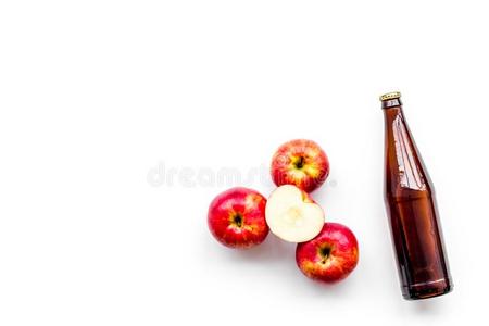 苹果苹果汁.低的-酒精的beveradge采用黑暗的瓶子向白色的用绳子拖的平底渡船
