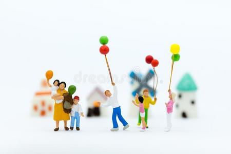 小型的家庭:孩子们演奏气球同时.影像使用