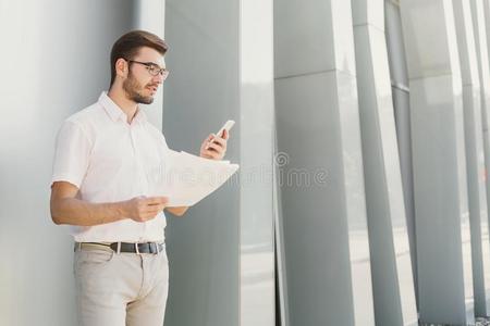 年幼的商人工作的和文件在户外