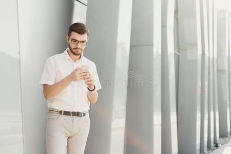 年幼的商人和可移动的电话在户外