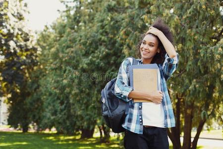 学生女孩和书采用公园在户外