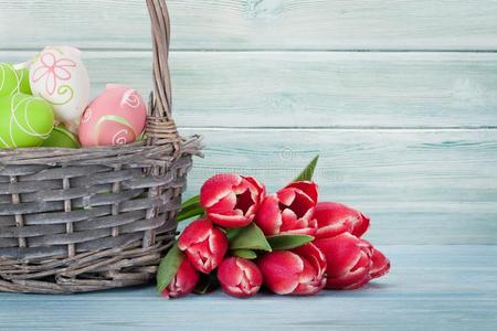 红色的郁金香花和复活节卵