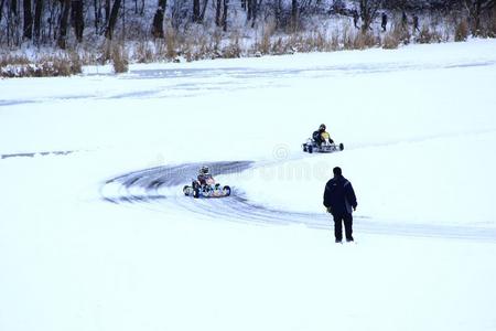 竞争关于小型赛车速度比赛向指已提到的人冰关于河
