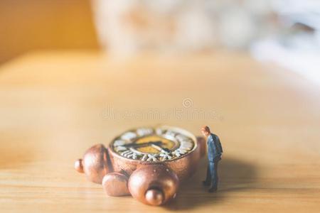 小型的人:商人起立和古代的钟