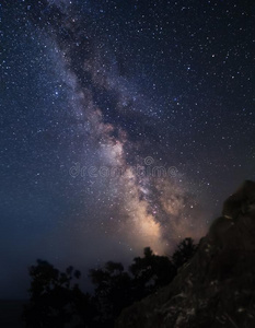 明亮地像牛奶的道路星系在黑暗的夜空间