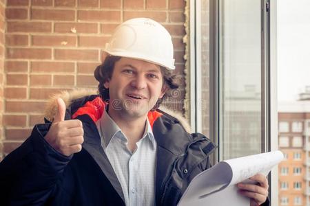 幸福的高加索人建筑物工人礼物拇指在上面.软的集中,