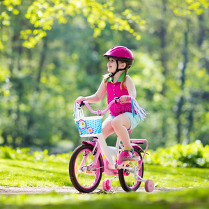 小孩骑马自行车.小孩向自行车.