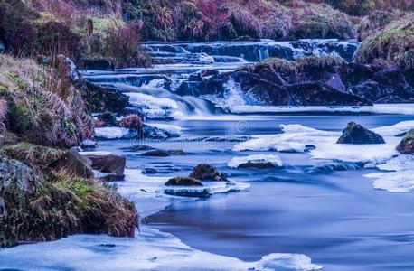 冷冻的苏格兰的河采用W采用ter.