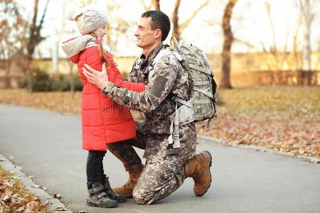 士兵采用伪装和他的女儿