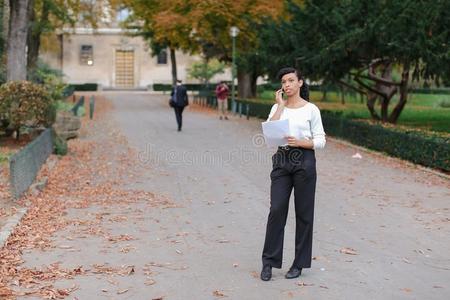 保险代理人讲话向ph向e和顾客,年幼的女人很高兴