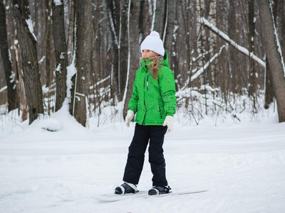 女孩乐趣滑雪通过指已提到的人冬森林.