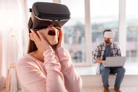 惊愕的被打击的女人令人同情的天空采用VirtualReality虚拟现实眼镜