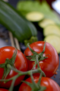 新鲜的番茄,夏季产南瓜之一种,莴苣向一木制的t一ble