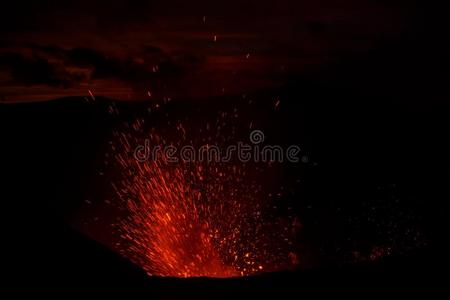 喷发雅姆瓦肯诺,日落向指已提到的人火山口边,坦拿,瓦努阿特