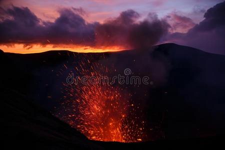 喷发雅姆瓦肯诺,日落向指已提到的人火山口边,坦拿,瓦努阿特