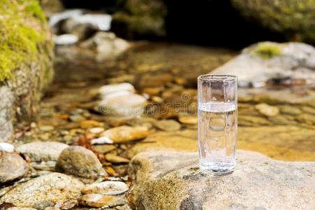 一透明的玻璃玻璃和矿物山河水stanchion支柱