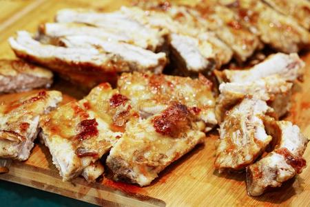 辛辣的热的烤的节省肋骨从一夏barbecue吃烤烧肉的野餐向一n木制的卡特
