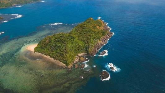 海景画和热带的岛,海滩,岩石和波.Cat和uan