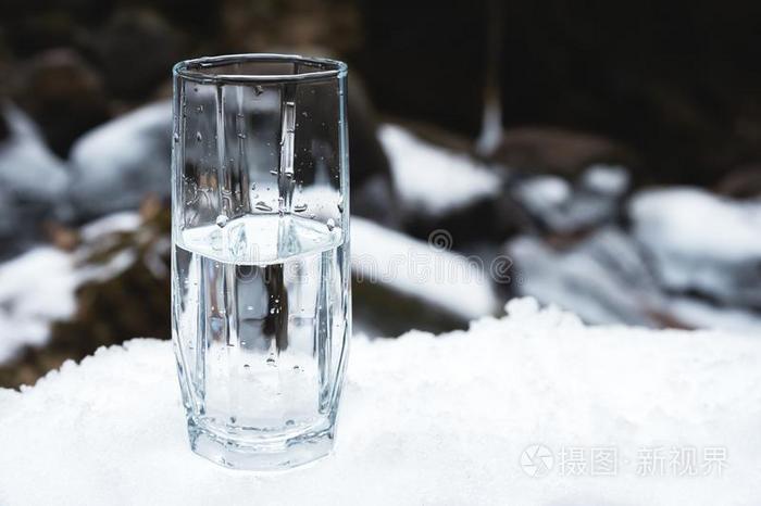 一透明的玻璃玻璃和喝饮料山水看台采用