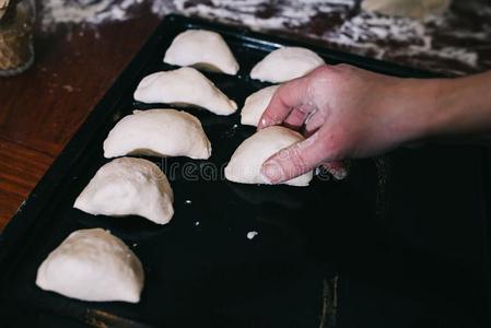 年幼的奶奶制造糕点生面团馅饼指已提到的人老的传统的道路