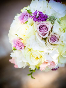 指已提到的人新婚的花束和白色的和粉红色的玫瑰
