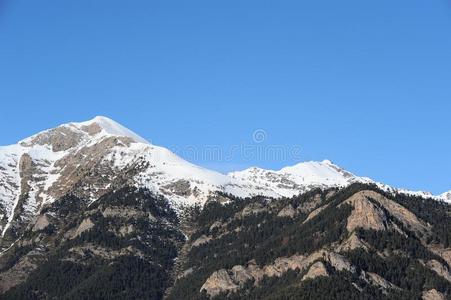 冬风景关于一mount一in大量的和雪一nd长得很快的wickets三柱门