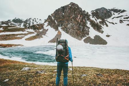 旅行支票男人和大的背包登山