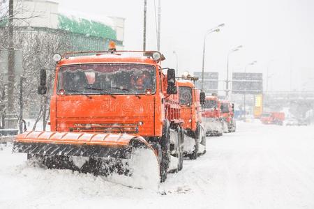 雪犁货车消除雪向指已提到的人路大街在的时候暴风雪